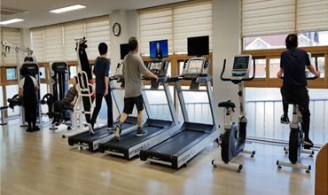 건강생활지원센터내 건강증진실에서 러닝머신, 자전거타기 등 헬스기구를 이용해 운동을 하고 있는 모습