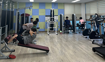 건강생활지원센터내 건강증진실에서 러닝머신, 자전거타기 등 헬스기구를 이용해 운동을 하고 있는 모습