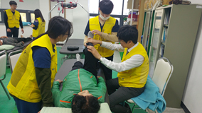 가정방문 재활서비스 제공 교육을 받는 모습입니다.