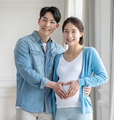 임산부와 남편이 임산부배에 하트로 손을 모으고 있는 모습