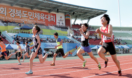 육상달리기를 하는 선수들의 모습