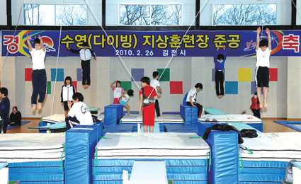 수영(다이빙) 지상훈련장 훈련하는 선수들