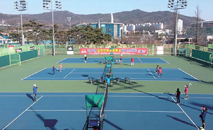 테니스장에서 테니스를 하고있는 모습