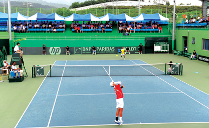 테니스장에서 테니스를 하고있는 모습